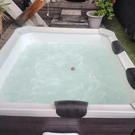 En Bois Avec Jacuzzi Prive Et Piscine אתר קמפינג פורטו-וישיו