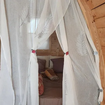 En Bois Avec Jacuzzi Prive Et Piscine