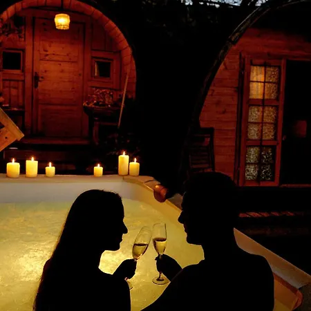En Bois Avec Jacuzzi Prive Et Piscine Κάμπινγκ