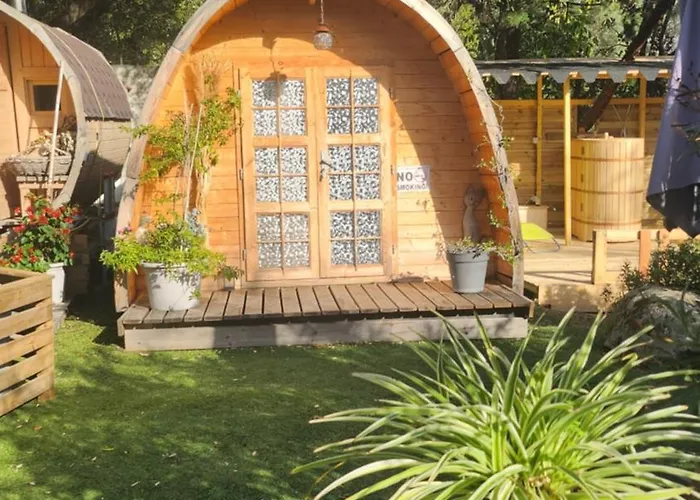 Camping Exotique Piscine Et Jacuzzi *