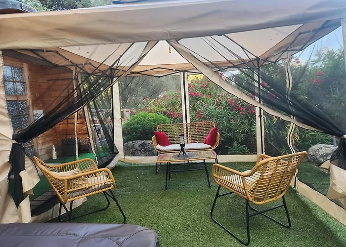 Camping Exotique Piscine Et Jacuzzi *